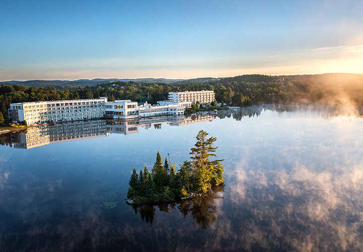 Une vue aérienne d'Estérel Resort dans les Laurentides.